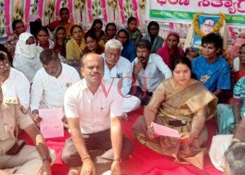 ಒಂದು ವರ್ಷದಿಂದ ಸ್ಥಳೀಯ ನಿವಾಸಿಗಳಿಗೆ ಮನೆ ಉತಾರೆಯನ್ನು ಪುರಸಭೆಯವರು ನೀಡುತ್ತಿಲ್ಲವೆಂದು ನಿವಾಸಿಗಳು ಬೃಹತ್ ಪ್ರತಿಭಟನೆ