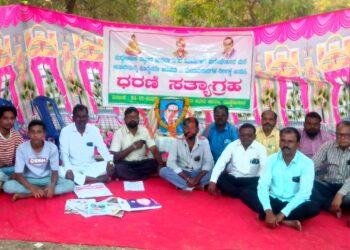 ಇಂದಿರಾನಗರ ಬಡಾವಣೆಯಲ್ಲಿ ಹಕ್ಕುಪತ್ರ ನೀಡಿದ ಹಿನ್ನೆಲೆಯಲ್ಲಿ ತಹಶಿಲ್ದಾರರ ಕಚೇರಿ ಮುಂದೆ ಸ್ಥ ಹಲಗಿ ಬಾರಿಸುವ ಧರಣಿ ಸತ್ಯಾಗ್ರಹ ಪ್ರಾರಂಭ.