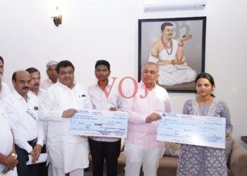 ಇಬ್ಬರು ಬಡ ಮತ್ತು ಪ್ರತಿಭಾವಂತ ವಿದ್ಯಾರ್ಥಿಗಳಿಗೆ ಆರ್ಥಿಕ ನೆರವು