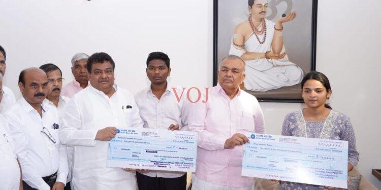 ಇಬ್ಬರು ಬಡ ಮತ್ತು ಪ್ರತಿಭಾವಂತ ವಿದ್ಯಾರ್ಥಿಗಳಿಗೆ ಆರ್ಥಿಕ ನೆರವು