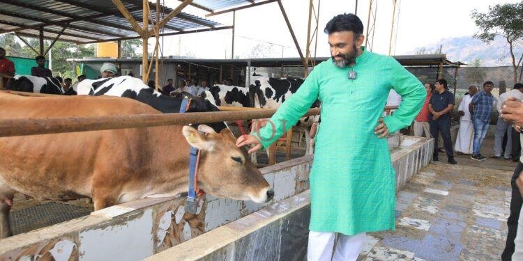 ಬೆಂಗಳೂರಿನ ಐಟಿ ಉದ್ಯೋಗಿ “ಕ್ಷೀರಾಲಯ” ಎಂಬ ಹಸು ಸಾಕಾಣಿಕೆ ಫಾರ್ಮ್