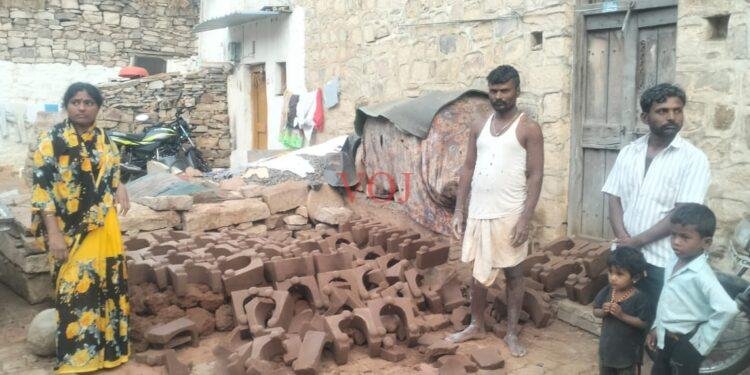 ಬಿಡಾಡಿ ದನಗಳ ಹಾವಳಿ ಬಿದಿಗೆ ಬಿದ್ದ ಕುಂಬಾರರ ಬದುಕು.