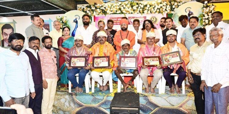 ಆ ಪೆನ್ನನ್ನು ಮೊನಚಾದ, ನಿಷ್ಪಕ್ಷಪಾತ ಮತ್ತು ಸತ್ಯನಿಷ್ಠ ಬರವಣಿಗೆಗೆ ಬಳಸಿಕೊಂಡಾಗ ಮಾತ್ರ ಅದರ ಮೌಲ್ಯ ಹೆಚ್ಚುತ್ತದೆ ನಿಷ್ಪಕ್ಷಪಾತ, ಎಚ್ಚರಿಸುವ ಪತ್ರಿಕೋದ್ಯಮವೇ ಸಮಾಜದ ರಕ್ಷಾಕವಚ – ಡಾ| ಶ್ರೀಗುರು ಚನ್ನವೀರ ಶಿವಾಚಾರ್ಯರು