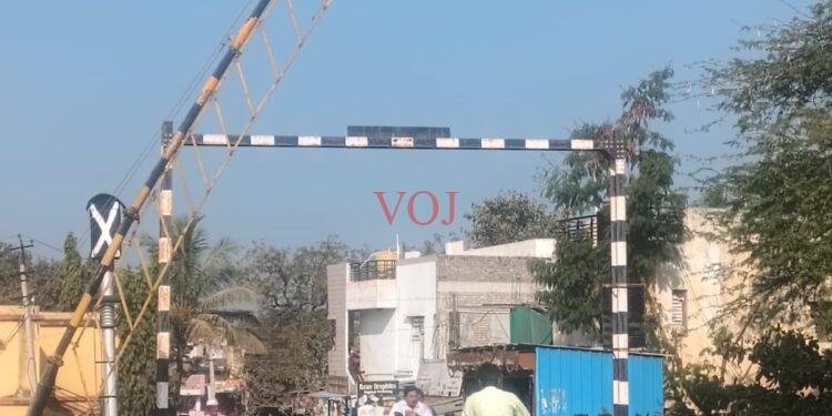 ಅಂಕುಡೊಂಕದ ಫಾಟಕ್ ಬೇಗನೇ ದುರಸ್ತಿಗೊಳಸಬೇಕು ಎಂದು ಗ್ರಾಮಸ್ಥರು ಆಗ್ರಹ