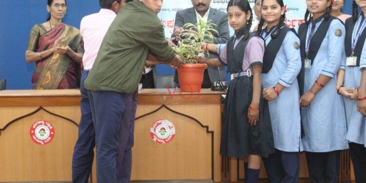 ಮಕ್ಕಳು ಪ್ರಶ್ನೆ ಮಾಡುವ ಮನೋಭಾವ ಹೊಂದಬೇಕು -ಶಶಿಧರ ಕೋಸಂಭೆ