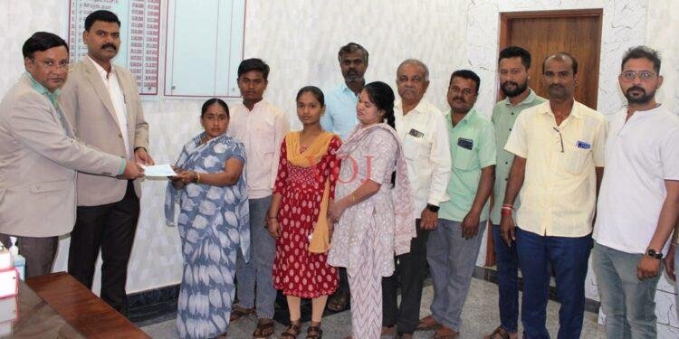 ಪತ್ರಕರ್ತ ಪ್ರಕಾಶ ಗುಳೇದಗುಡ್ಡ ಕುಟುಂಬಕ್ಕೆ ಸಿಎಂ ಪರಿಹಾರ ನಿಧಿಯಿಂದ 2 ಲಕ್ಷ ರೂ.ಗಳ ಚೆಕ್ ವಿತರಣೆ..