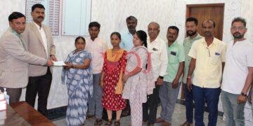 ಪತ್ರಕರ್ತ ಪ್ರಕಾಶ ಗುಳೇದಗುಡ್ಡ ಕುಟುಂಬಕ್ಕೆ ಸಿಎಂ ಪರಿಹಾರ ನಿಧಿಯಿಂದ 2 ಲಕ್ಷ ರೂ.ಗಳ ಚೆಕ್ ವಿತರಣೆ