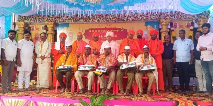 ತುಮಕೂರು ಸಿದ್ದಗಂಗಾ ಶ್ರೀಗಳ ಸ್ಮರಣಾರ್ಥ ಮಾಡುವ ದಾಸೋಹ ದಿನಾಚರಣೆ ದಿನದೆಂದೆ ನಮ್ಮ ತಂದೆಯವರ ಪುಣ್ಯಸ್ಮರಣೋತ್ಸವ ಕಾರ್ಯಕ್ರಮ