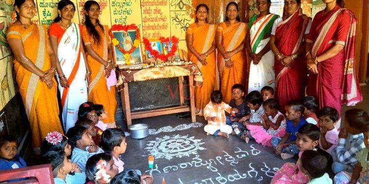 ಚವನಭಾವಿ ಗ್ರಾಮದ ಅಂಗನವಾಡಿ ಕೇಂದ್ರದಲ್ಲಿ 77 ನೇ ಗಣರಾಜ್ಯೋತ್ಸವ ದಿನಾಚರಣೆಯನ್ನು ಆಚರಣೆ