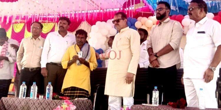 ಪಶು ಸಂಗೋಪನೆ ಇಲಾಖೆಯಿಂದ ರಕ್ಕಸಗಿ ಗ್ರಾಮದ ಕುರಿಗಾರರಿಗೆ ಗುರುತಿನ ಚೀಟಿಯನ್ನು ವಿತರಣೆ: ಶಾಸಕ ಸಿ ಎಸ್ ನಾಡಗೌಡ