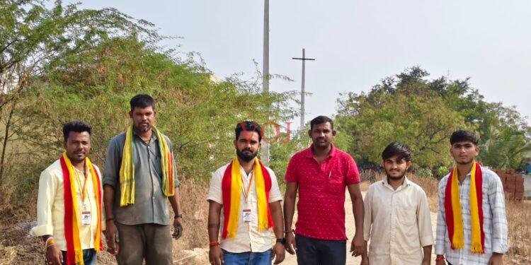 ಕರವೇಯಿಂದ ತಾಂಡಾ ಮನೆ ಮೇಲಿನ ವಿದ್ಯುತ್ ತಂತಿ ತೆರವು