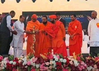 ಸಮಾಜದಲ್ಲಿ ಒಂದು ಸಂಸ್ಥೆ, ಕಾರ್ಖಾನೆ, ಒಬ್ಬ ವ್ಯಕ್ತಿ ಬೆಳೆಯುತ್ತಿದ್ದಾನೆ ಎಂದರೆ ಕಾಲು ಹಿಡಿದು ಜಗ್ಗುವವರು ಬಹಳ ಜನ ಇದ್ದಾರೆ