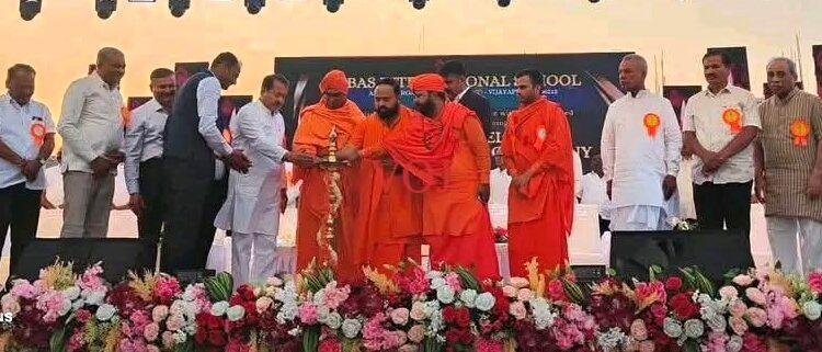 ಸಮಾಜದಲ್ಲಿ ಒಂದು ಸಂಸ್ಥೆ, ಕಾರ್ಖಾನೆ, ಒಬ್ಬ ವ್ಯಕ್ತಿ ಬೆಳೆಯುತ್ತಿದ್ದಾನೆ ಎಂದರೆ ಕಾಲು ಹಿಡಿದು ಜಗ್ಗುವವರು ಬಹಳ ಜನ ಇದ್ದಾರೆ