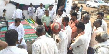 ಹಾವು ಕಚ್ಚಿ ಮೃತಪಟ್ಟ ರೈತ ಕುಟುಂಬಕ್ಕೆ ಶಾಸಕ ಸಿ.ಎಸ್. ನಾಡಗೌಡ ಸಾಂತ್ವನ: ₹4 ಲಕ್ಷ ಪರಿಹಾರದ ಭರವಸೆ