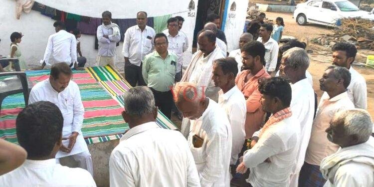 ಹಾವು ಕಚ್ಚಿ ಮೃತಪಟ್ಟ ರೈತ ಕುಟುಂಬಕ್ಕೆ ಶಾಸಕ ಸಿ.ಎಸ್. ನಾಡಗೌಡ ಸಾಂತ್ವನ: ₹4 ಲಕ್ಷ ಪರಿಹಾರದ ಭರವಸೆ