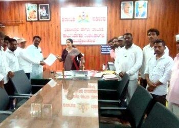 ಮುಸ್ಲಿಂ ಸಮಾಜದವರಿಂದ ಶವ ಸಂಸ್ಕಾರಕ್ಕೆ ಸ್ಮಶಾನ ಭೂಮಿ ಒದಗಿಸಲು ತಹಶಿಲ್ದಾರರಿಗೆ ಮನವಿ