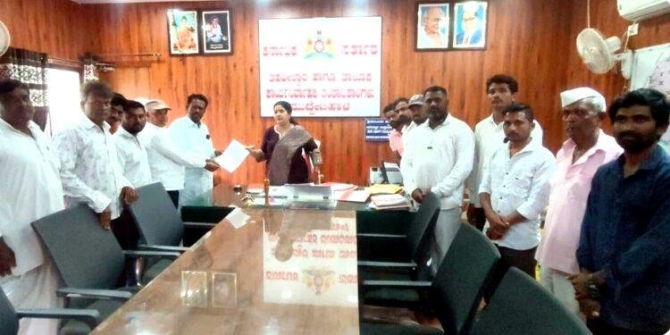 ಮುಸ್ಲಿಂ ಸಮಾಜದವರಿಂದ ಶವ ಸಂಸ್ಕಾರಕ್ಕೆ ಸ್ಮಶಾನ ಭೂಮಿ ಒದಗಿಸಲು ತಹಶಿಲ್ದಾರರಿಗೆ ಮನವಿ