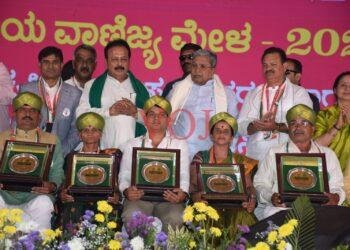 ಮುಖ್ಯಮಂತ್ರಿಗಳಿಂದ ಇಂಡಿಯ ರೈತರಿಗೆ ಸನ್ಮಾನ