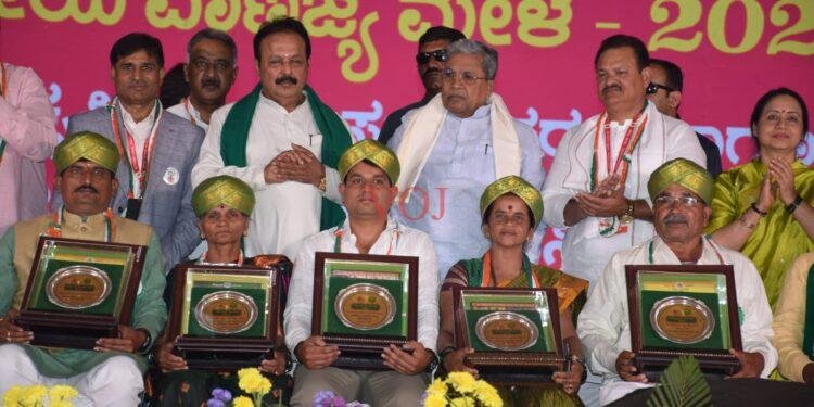 ಮುಖ್ಯಮಂತ್ರಿಗಳಿಂದ ಇಂಡಿಯ ರೈತರಿಗೆ ಸನ್ಮಾನ