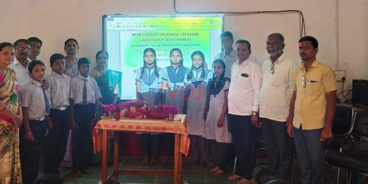 ಮುಂಬಯಿ ಉದ್ದಿಮೆದಾರರಿಂದ ಶಾಲೆಗೆ ಸ್ಮಾರ್ಟ ಬೋರ್ಡು ಪ್ರಾಜೆಕ್ಟ ವಿತರಣೆ