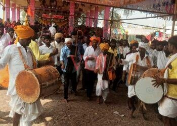 ಕುದಿಯುವ ಅನ್ನ, ಪಾಯಸಕ್ಕೆ ಕೈಹಾಕಿ ಪ್ರಸಾದ ಹೊರತೆಗೆದ ಪವಾಡ ಪುರುಷ ದ್ಯಾಮಣ್ಣ ದಿಂಡವಾರ ಅಜ್ಜ:  ಭಕ್ತರಿಗೆ ಅಚ್ಚರಿ ಮೂಡಿಸಿತು