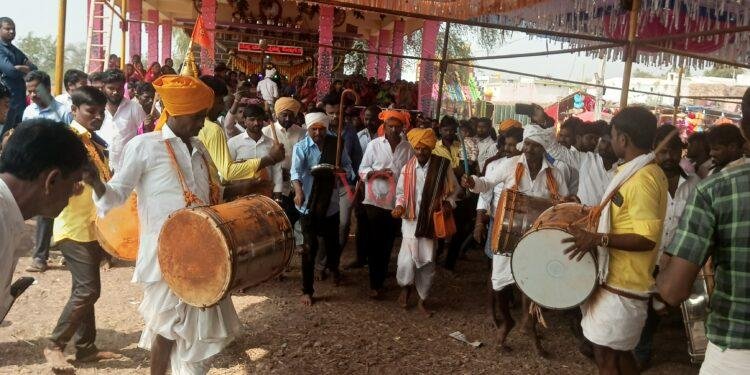 ಕುದಿಯುವ ಅನ್ನ, ಪಾಯಸಕ್ಕೆ ಕೈಹಾಕಿ ಪ್ರಸಾದ ಹೊರತೆಗೆದ ಪವಾಡ ಪುರುಷ ದ್ಯಾಮಣ್ಣ ದಿಂಡವಾರ ಅಜ್ಜ:  ಭಕ್ತರಿಗೆ ಅಚ್ಚರಿ ಮೂಡಿಸಿತು