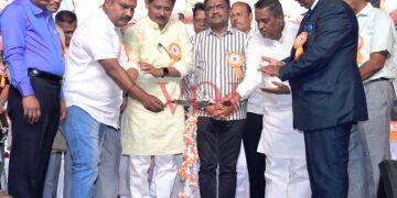 ಮಕ್ಕಳು ಸಮಾಜಕ್ಕೆ ಏನಾದರೂ ಕೊಡುಗೆ ನೀಡುವ ನಿಟ್ಟಿನಲ್ಲಿ ಪ್ರಯತ್ನಿಸಬೇಕು : ಮಾಜಿ ವಿಪ ಸದಸ್ಯ ಅರುಣ ಶಹಾಪೂರ