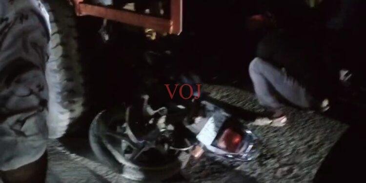 ಕೂದಳೆಯ ಅಂತರದಲ್ಲಿ ಮೂವರು ಪಾರು: ಕಬ್ಬು ತುಂಬಿದ ಟ್ರಾಕ್ಟರ್ಗೆ ಬೈಕ್ ಡಿಕ್ಕಿ