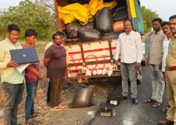 ಇಂಡಿ | ಅಕ್ರಮ ಅಕ್ಕಿ ಸಾಗಾಟ..! ಅಹಾರ ನೀರಿಕ್ಷಕ ಹಾಗೂ ಪೋಲಿಸರ ದಾಳಿ
