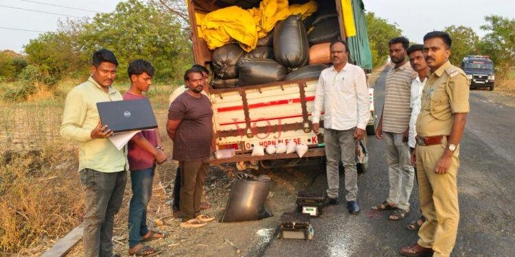 ಇಂಡಿ | ಅಕ್ರಮ ಅಕ್ಕಿ ಸಾಗಾಟ..! ಅಹಾರ ನೀರಿಕ್ಷಕ ಹಾಗೂ ಪೋಲಿಸರ ದಾಳಿ
