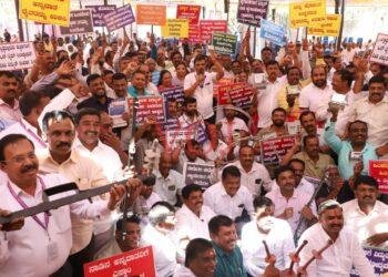 ಲೂಟಿ ನಿಲ್ಲಿಸಿ, ಬಡಜನರ ಮನೆಗೆ ವಿದ್ಯುತ್ ಸಂಪರ್ಕ ಕೊಡಿ: ಬಿಜೆಪಿ ಮುಖಂಡರ ವಾಗ್ದಾಳಿ