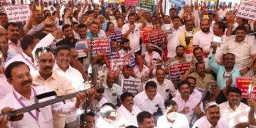 ಲೂಟಿ ನಿಲ್ಲಿಸಿ, ಬಡಜನರ ಮನೆಗೆ ವಿದ್ಯುತ್ ಸಂಪರ್ಕ ಕೊಡಿ: ಬಿಜೆಪಿ ಮುಖಂಡರ ವಾಗ್ದಾಳಿ