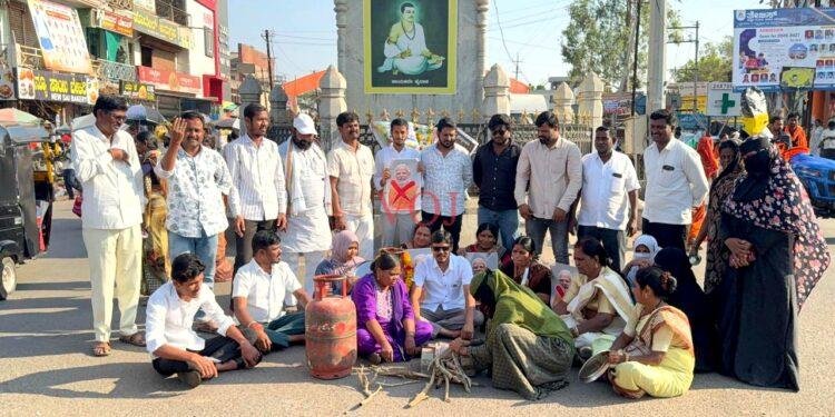ಗ್ಯಾಸ್ ಬೆಲೆ ಏರಿಕೆ ಹಾಗೂ ಕೇಂದ್ರ ಸರ್ಕಾರದ ವಿಫಲತೆ ಖಂಡಿಸಿ ಕಾಂಗ್ರೆಸ್ ಘಟಕಗಳಿಂದ ಬೃಹತ್ ಪ್ರತಿಭಟನೆ