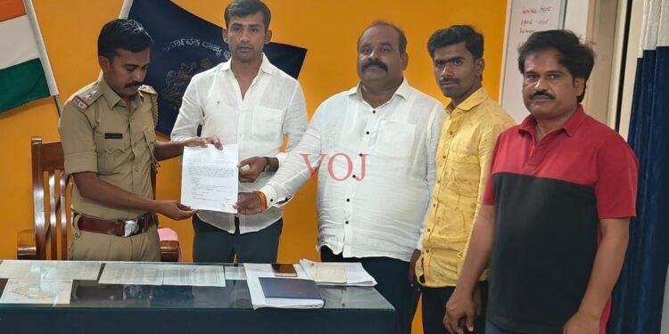 ಸಾಮಾಜಿಕ ಜಾಲತಾಣಗಳಲ್ಲಿ ಕೂಡಲ ಸಂಗಮ ಸ್ವಾಮೀಜಿ ಬಗ್ಗೆ ಸುಳ್ಳು ಸುದ್ದಿ ಹಬ್ಬಿಸಿ ಅಪಪ್ರಚಾರ ಮಾಡುತ್ತಿರುವವರ ವಿರುದ್ಧ ಶಿಸ್ತು ಕ್ರಮ ಕೈಗೊಳ್ಳುವಂತೆ ಒತ್ತಾಯಿಸಿ ಮನವಿ