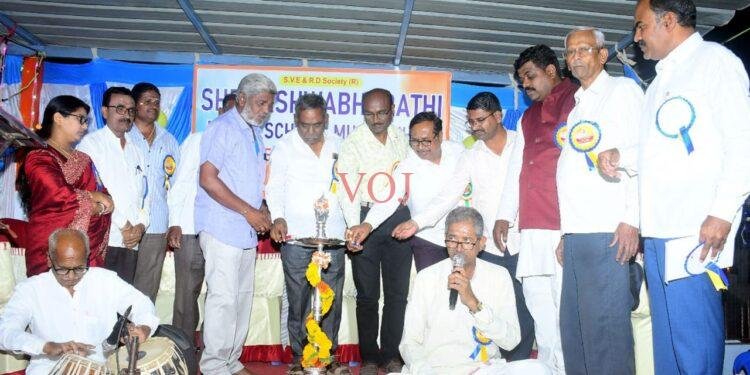 ವಿಶ್ವಭಾರತಿ ಪಬ್ಲಿಕ್ ಸ್ಕೂಲ್ ವಾರ್ಷಿಕೋತ್ಸವ:ಶಿಕ್ಷಣ ಕ್ಷೇತ್ರವೂ ವ್ಯಾಪಾರೀಕರಣಗೊಂಡಿರುವುದು ದುರಂತ-ಹಾಲಗಂಗಧಾರಮಠ