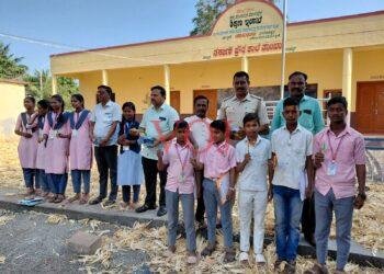 ಸರ್ಕಾರಿ ಪ್ರೌಢಶಾಲೆಯಲ್ಲಿ ಪರೀಕ್ಷೆ ಬರೆಯುತ್ತಿರುವ 224 ವಿದ್ಯಾರ್ಥಿಗಳಿಗೆ ಪೆನ್ನು ಕೊಡುವ ಮೂಲಕ ಸ್ವಾಗತ