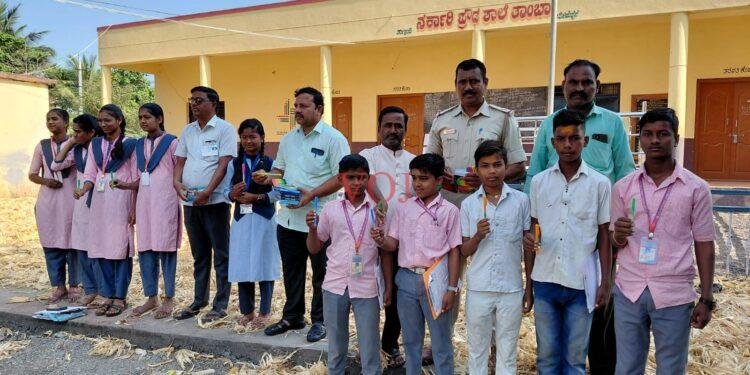 ಸರ್ಕಾರಿ ಪ್ರೌಢಶಾಲೆಯಲ್ಲಿ ಪರೀಕ್ಷೆ ಬರೆಯುತ್ತಿರುವ 224 ವಿದ್ಯಾರ್ಥಿಗಳಿಗೆ ಪೆನ್ನು ಕೊಡುವ ಮೂಲಕ ಸ್ವಾಗತ