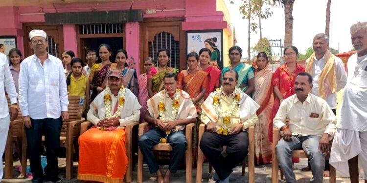 ಮುದ್ದೇಬಿಹಾಳ: ಶ್ರೀಶೈಲ ಪಾದಯಾತ್ರಿಗಳಿಗೆ ಸಮಾಜ ಸೇವಕ ಇಬ್ರಾಹಿಂ ಮುಲ್ಲಾ ಅವರಿಂದ ಸನ್ಮಾನ