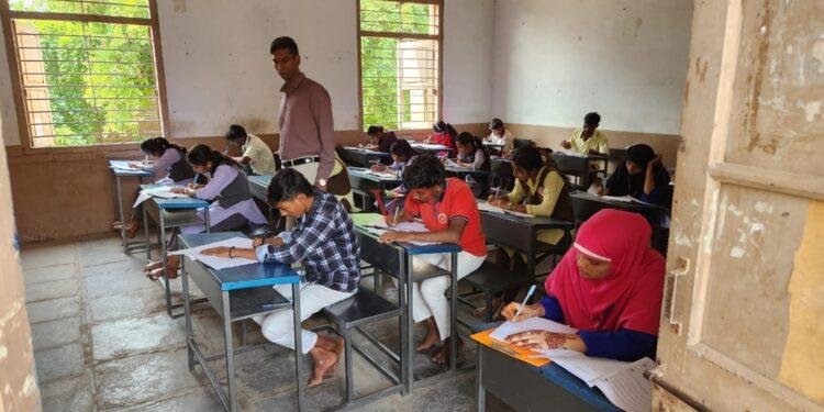 ಪರೀಕ್ಷಾ ಕೇಂದ್ರಗಳಿಗೆ ಜಿಲ್ಲಾಧಿಕಾರಿ ಡಾ.ಆನಂದ.ಕೆ ಭೇಟಿ,ಪರಿಶೀಲನೆ