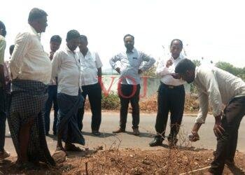  ಚವನಭಾವಿ: ಜೆಜಿಎಂ ಕಾಮಗಾರಿ ವೀಕ್ಷಣೆ – ಅಧಿಕಾರಿ ಮುಂದೆ ಗ್ರಾಮಸ್ಥರ ನೀರಿನ ಗೋಳು