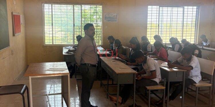 ಎಸ್ಸೆಸ್ಸೆಲ್ಸಿ ಪರೀಕ್ಷೆ ನಗರದ ಆದರ್ಶ ವಿದ್ಯಾಲಯ ಕೇಂದ್ರಕ್ಕೆ ಕಂದಾಯ ಉಪವಿಬಾಗಾಧಿಕಾರಿ ಚಿದಾನಂದ ಗುರುಸ್ವಾಮಿ ಭೇಟಿ