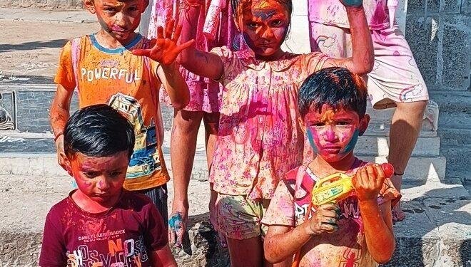 ಇಂಡಿ | ಅರೆರೆ..! ಚಿಣ್ಣರಿಂದ  ಬಣ್ಣದೋಕುಳಿ ಆಟ 