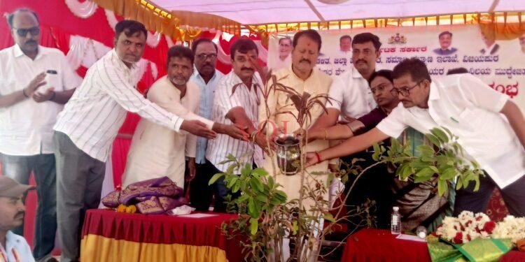 ವಿದ್ಯಾರ್ಥಿನಿಯರು ಮೊಬೈಲ್ ವ್ಯಾಮೋಹ ಬಿಟ್ಟು ಉನ್ನತ ಶಿಕ್ಷಣದತ್ತ ಗಮನಹರಿಸಿ: ಶಾಸಕ ಸಿ.ಎಸ್. ನಾಡಗೌಡ
