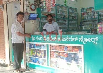 ಇಂಡಿ ನಗರದಲ್ಲಿ ಮೆಡಿಕಲ್ ಚಾಲೂ ಇದ್ದು ಕೈಗೆ ಕಪ್ಪು ಬಟ್ಟೆ ಕಟ್ಟಿಕೊಂಡು ಮೆಡಿಕಲ್ ಮಾಲೀಕರು ಬಂದ್ಗೆ ಬೆಂಬಲ ನೀಡಿದ್ದಾರೆ