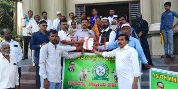 ಗೋವನ್ನು ರಾಷ್ಟ್ರೀಯ ಪ್ರಾಣಿ ಎಂದು ಘೋಷಿಸುವಂತೆ ಇಂಡಿ ನಗರದಲ್ಲಿ ಬೃಹತ್ ಪ್ರತಿಭಟನೆ