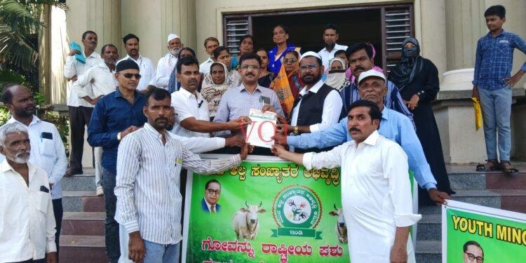 ಗೋವನ್ನು ರಾಷ್ಟ್ರೀಯ ಪ್ರಾಣಿ ಎಂದು ಘೋಷಿಸುವಂತೆ ಇಂಡಿ ನಗರದಲ್ಲಿ ಬೃಹತ್ ಪ್ರತಿಭಟನೆ