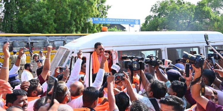 ಜಿಜಾಬ್ ವಿರೋಧಿಸಿ ಪ್ರತಿಭಟನೆ : ಕಾಲೇಜು ವಿಧ್ಯಾರ್ಥಿಗಳಿಗೆ ಕೆಸರಿ ಶಾಲು ವಿತರಿಸಿದ ಶಾಸಕ ಬಸನಗೌಡ ಪಾಟೀಲ