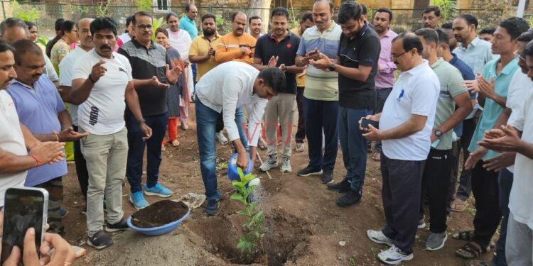 ಸ್ವಚ್ಛತಾ ಕಾರ್ಯ, ಸಸಿ ನೆಡುವ ಮೂಲಕ ಪರಿಸರ ಸಂರಕ್ಷಣೆಗೆ ಜಿಲ್ಲಾಧಿಕಾರಿ ಕರೆ
