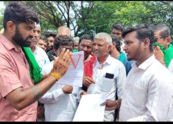 ಇಂಗಳಗಿ ರಸ್ತೆ ದುರಸ್ತಿಗೆ ಆಗ್ರಹಿಸಿ ಹೆದ್ದಾರಿ ತಡೆದು ರೈತರ ಪ್ರತಿಭಟನೆ