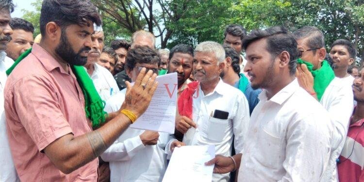 ಇಂಗಳಗಿ ರಸ್ತೆ ದುರಸ್ತಿಗೆ ಆಗ್ರಹಿಸಿ ಹೆದ್ದಾರಿ ತಡೆದು ರೈತರ ಪ್ರತಿಭಟನೆ